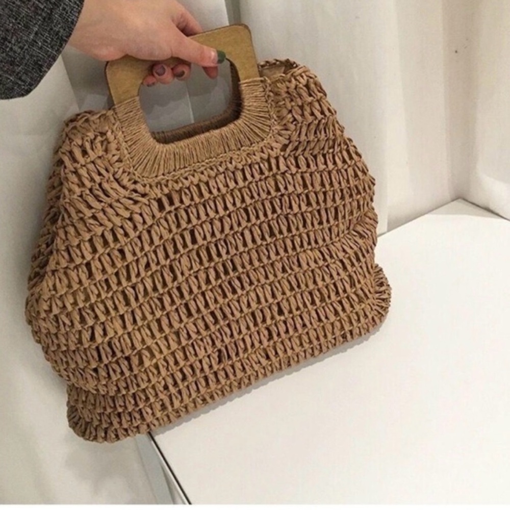 Weaved Straw Zipper Closure With Wood Handles Bag